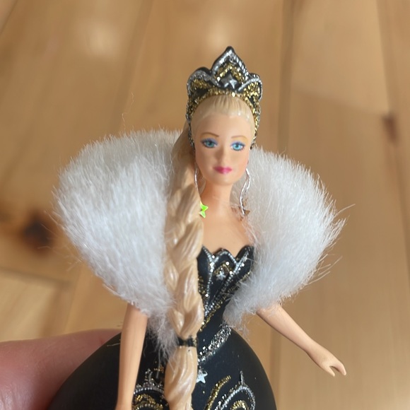 Hallmark Barbie 2006 Ornament - Picture 7 of 7